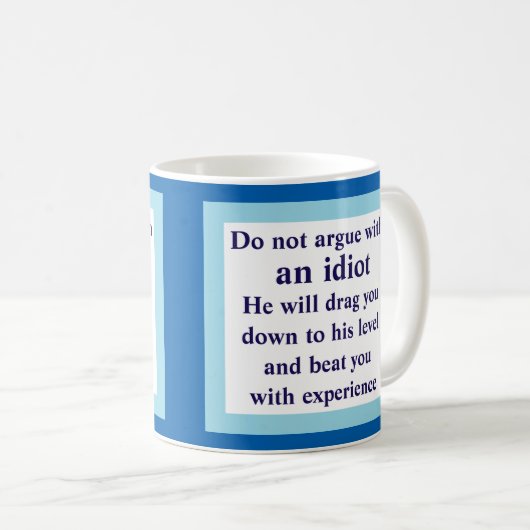 Niet met een idioot in discussie, hij zal... Witte Koffiemok (Voorkant rechts)