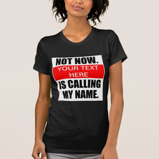 Niet nu. ? Hij noemt mijn naam. T-shirt (Voorkant)