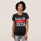 Niet nu. ? Hij noemt mijn naam. T-shirt (Voorkant volledig)