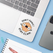 Niet panic Blijf Clam Funny Animal Pun Sticker (Laptop met iPhone)