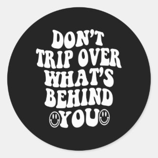 Niet struikelen over wat er achter je zit ronde sticker