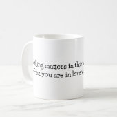 Niets doet er toe in deze hele wijde wereld als je koffiemok (Voorkant links)