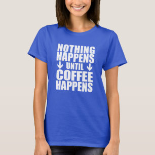Niets gebeurt tot koffie gebeurt (op DARK) T-shirt