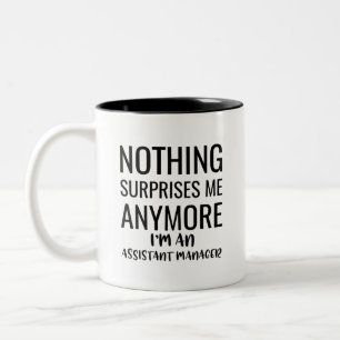Niets verbaast me meer, ik ben een assistent-man tweekleurige koffiemok