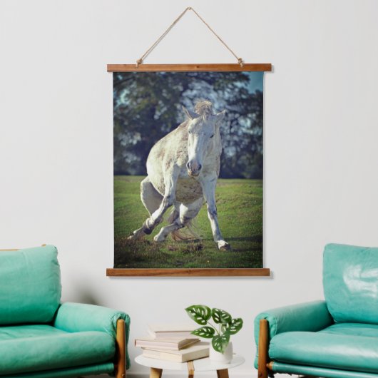 Nieuw Forest White Pony Funny Pose Hangend Wandkleed (Woonkamer)