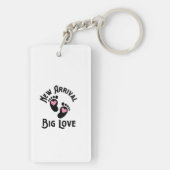 Nieuwe aankomst, grote liefde. sleutelhanger (achterkant)
