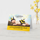 Nieuwe baby Gefeliciteerd met OPBOUW met enthousia Kaart (Gele Bloem)