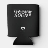 Nieuwe baby komt in 2024 zwangerschap aankondiging blikjeskoeler (Achterkant)