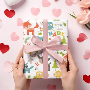 Nieuwe babytypografie met koele houten dieren cadeaupapier