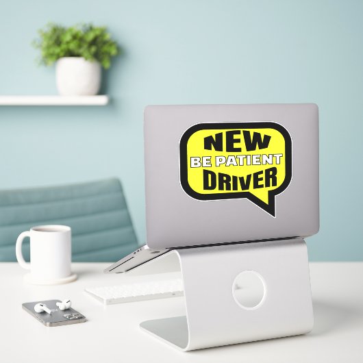 Nieuwe driver wees geduldig sticker (Laptop op bureau)