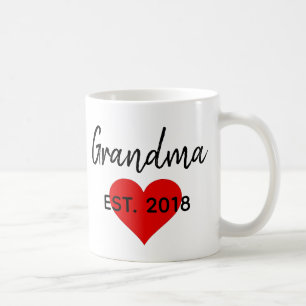 Nieuwe oma met vaste hartzwangerschap in het jaar koffiemok