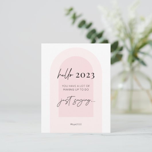 Nieuwjaar 2023 Fun Modern Script Roze Arch Feestdagenkaart (Staand voorkant)