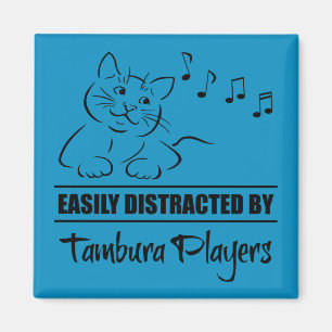 Nieuwsgierig katje dat gemakkelijk wordt verstoord magneet