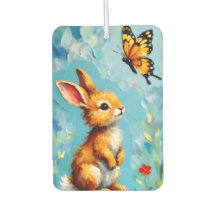 Nieuwsgierig konijn en de vlinder