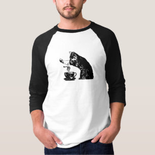 Nieuwsgierige alledaagse kat met thee t-shirt