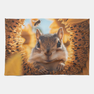 Nieuwsgierige Chipmunk gluren door gegeten zonnebl Theedoek