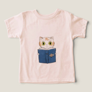 Nieuwsgierige kat die Kinder T-shirt leest