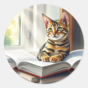 Nieuwsgierige kat en boeken ronde sticker
