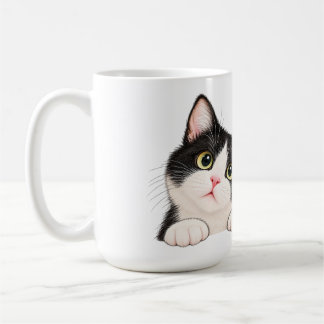 Nieuwsgierige zwart-witte tuxedo kat kussen koffiemok