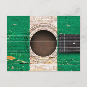 Nigeriaanse vlag op de oude akoestische gitaar briefkaart