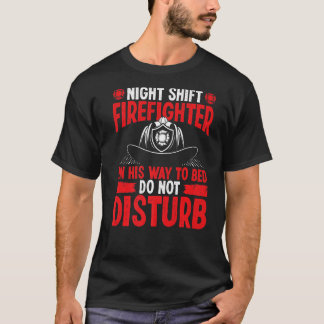 Night Shift brandweerman op weg naar bed Overnigh T-shirt
