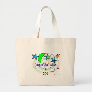 NIght Shift Nurse "Keepin Alive Til 7:05" Grote Tote Bag