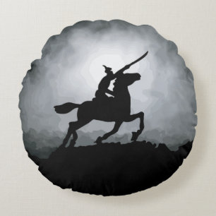 Nightfall Triumph: Knight in Fog Rond Kussen