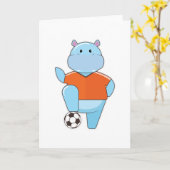 Nijlpaard als voetballer met voetbal kaart (Gele Bloem)