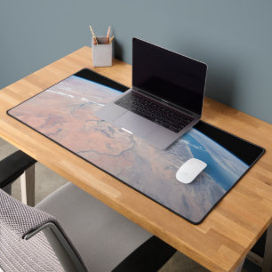 Nijlrivier die noordwaarts kronkelt naast het Rode Bureaumat