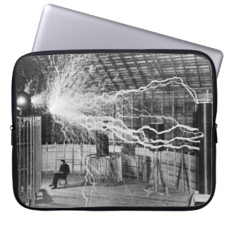 Nikola Tesla bij zijn Colorado Springs Lab, 1899. Laptop Sleeve