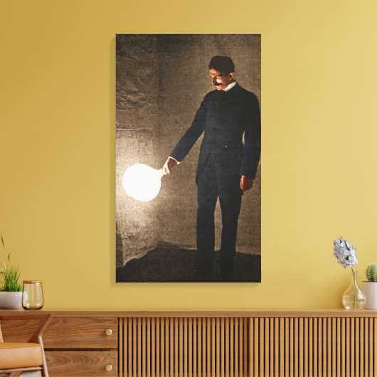 Nikola Tesla met een gloeilamp Canvas Afdruk (Insitu (Woonkamer))