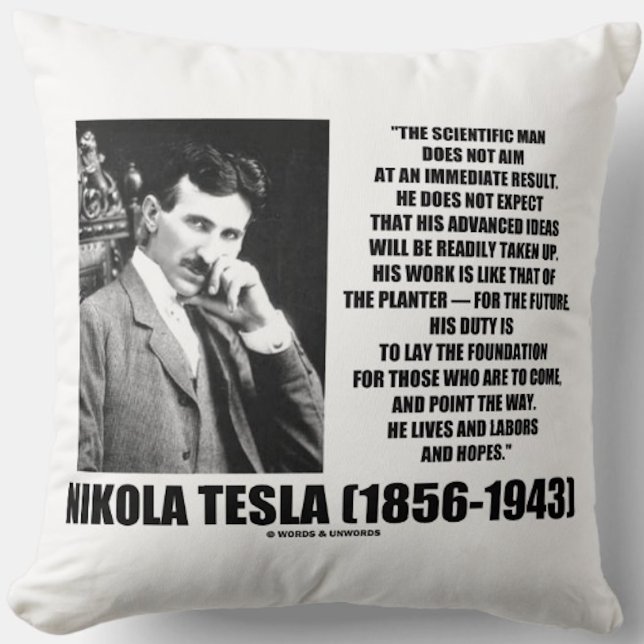 Nikola Tesla Wetenschappelijk Man streeft niet onm Kussen (Inspirational Nikola Tesla quote for anyone who does not expect an immediate result from one's work)