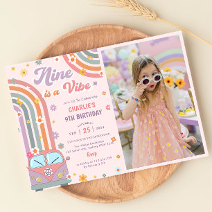 Nine Is A Vibe Groovy Retro Daisy Birthday Photo Kaart