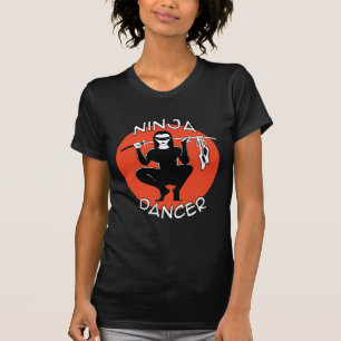 ninja danseres die t-shirt uitmaakte