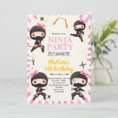 Ninja meisje verjaardagsfeest uitnodiging (Staand voorkant)