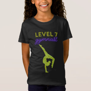 Niveau 7-gymnast voor gouden T-shirt