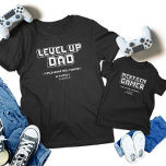 Niveau Haut Gamer Papa Enfant Joueur Gen Suivant J<br><div class="desc">Célébrez le lien de jeu ultime avec nos t-shirts assortis "Gamer Dad & Next Gen Player" ! Avec des modèles rétro "Level Up Dad" et "Next Gen Gamer", ces chemises sont parfaites pour la Fête des pères, les anniversaires, ou tout événement de jeu. Montrez votre passion commune avec des graphismes...</div>