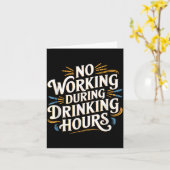 No Working During Drinking Hours Funny Drinking Qu Kaart (Gele Bloem)