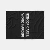 Nobody Cares Work Harder Motivational Fitness Work Fleece Deken (Voorkant (Horizontaal))
