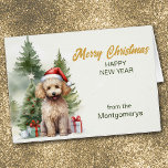 Noël du Père Noël avec des cadeaux Noël<br><div class="desc">Sur cette carte de vacances, un petit chien d'abricot Poodle est assis devant un arrière - plan de forêt d'aquarelle avec un arbre décoré. Les colis-cadeaux attachés avec du ruban rouge sont à côté de lui. Le texte en or à droite dit "MERRY CHRISTMAS", avec HAPPY NEW YEAR en vert...</div>