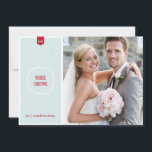 Noël marié | Carte photo de vacances pour les jeun<br><div class="desc">Cet adorable et élégant carte photo de vacances conviendra parfaitement aux jeunes mariés ! Le design comprend une jolie couronne blanche,  un arrière - plan bleu clair,  des lettres rouges festives et de la place pour votre photo mariage préférée.</div>