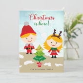 Noël mignon est ici ! Carte de vacances pour enfan (Debout devant)