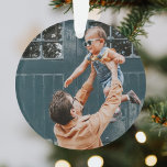 Noël minimal | Photo simple et joyeuse<br><div class="desc">Décor de noël simple, élégant et minimaliste avec une citation typographique minimaliste moderne "joyeux & lumineux" en noir sur un arrière - plan blanc minimal propre. Le nom, l'année et l'accueil peuvent être facilement customisés pour une touche personnelle, parfait pour la saison festive! L'image montrée n'est à des fins d'illustration...</div>