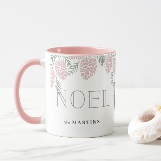 NOEL Roze Pine Cone Witte Kerstfoto Mok (Met donut)