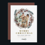 NOEL Rustic Pine Wreath Round Photo Carte de Noël<br><div class="desc">Cette carte de Noël présente des pins aquarelles rustiques aux fleurs bordeaux bouchées et une fente photo ronde amusante dans la couronne. Modifiez facilement tous les textes pour qu'ils correspondent à vos besoins. Cette carte de vacances est parfaite pour la famille de Noël festive.</div>