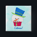 Noël Snowman Cupcake Nom Badge Personnalisé<br><div class="desc">Présentez-vous lors de réunions ou d'événements pendant les fêtes de Noël ou d'hiver avec ce badge de nom de cupcake de bonhomme de neige avec un nom personnalisable. Le cupcake de bonhomme de neige porte un chapeau bleu avec des accents verts et un cravate vert citron avec des points bleus....</div>