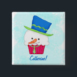 Noël Snowman Cupcake Nom Badge Personnalisé<br><div class="desc">Présentez-vous lors de réunions ou d'événements pendant les fêtes de Noël ou d'hiver avec ce badge de nom de cupcake de bonhomme de neige avec un nom personnalisable. Le cupcake de bonhomme de neige porte un chapeau bleu avec des accents verts et un cravate vert citron avec des points bleus....</div>