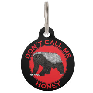 Noem me geen honingbadass Honey Badger Red Art. Huisdierpenning