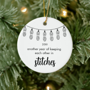 Nog een jaar lang elkaar in de maling nemen keramisch ornament