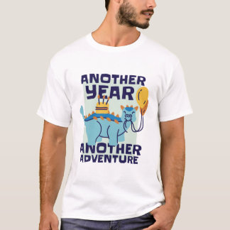 Nog een jaar, nog een avontuur Grappige dinosaurus T-shirt